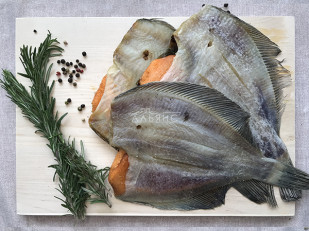 Рыцарское мясо утка: Камбала камчатская вяленая с икрой