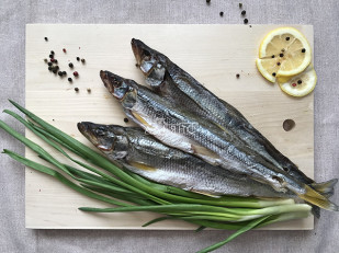 Рыцарское мясо утка: Корюшка вяленая с икрой