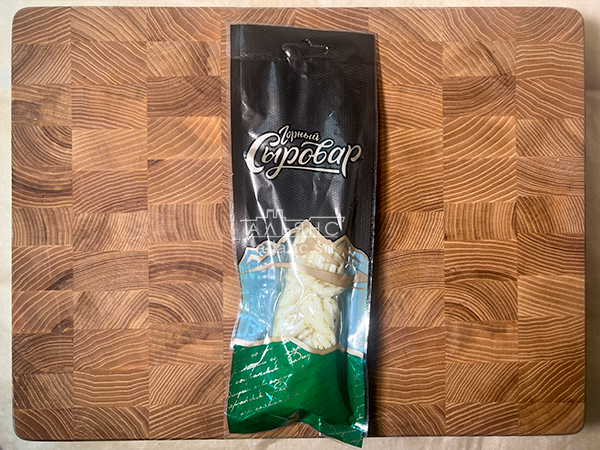 Сыр 100 гр ГОРНЫЙ СЫРОВАР (Косичка с укропом и чесноком) в Калининграде